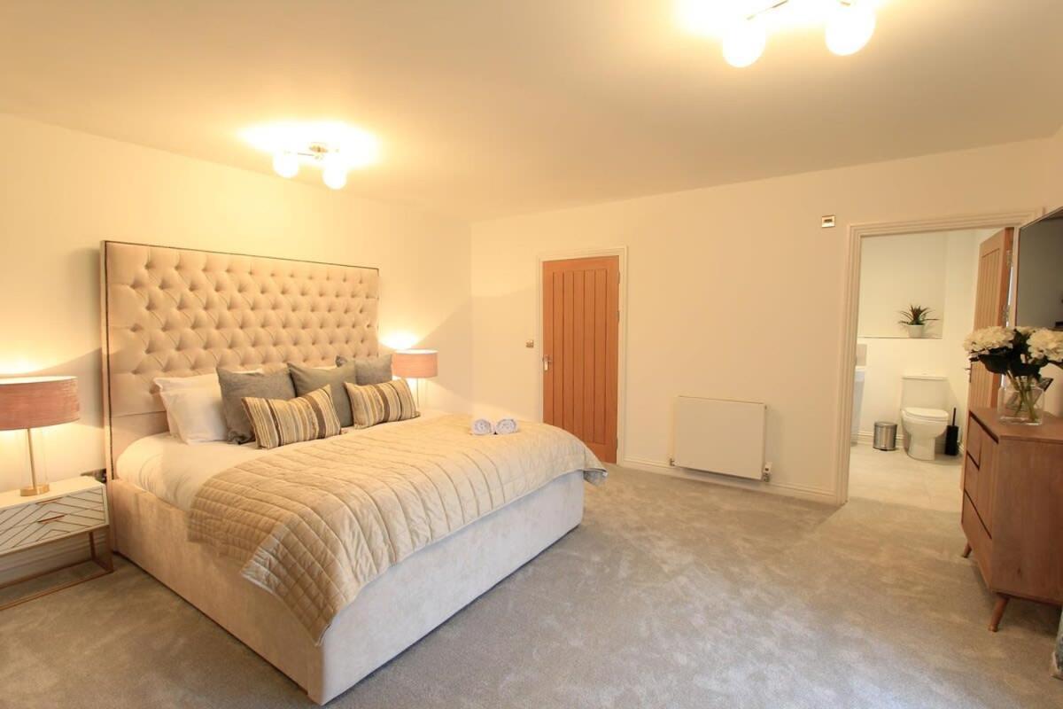 Cabot Mews 8 *